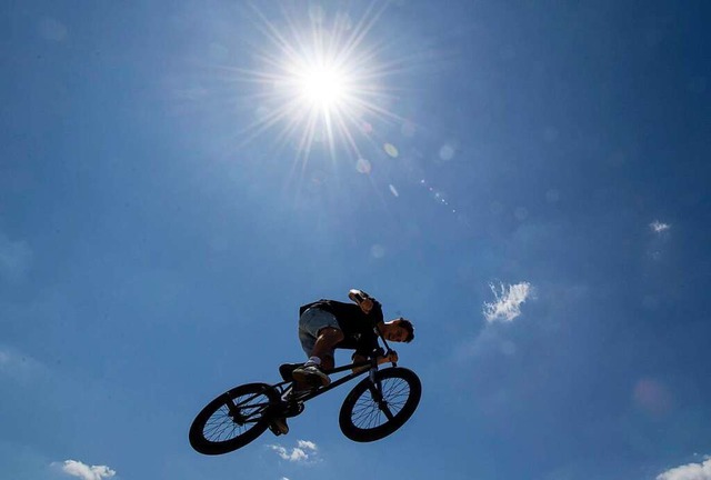 Tricksen und Springen wollen Biker auf...8222;Roten Welle&#8220; in Merzhausen.  | Foto: Boris Roessler/dpa
