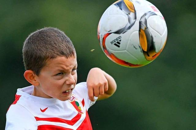 DFB rt, Kinder mit leichten Bllen ans Kopfballspiel heranzufhren