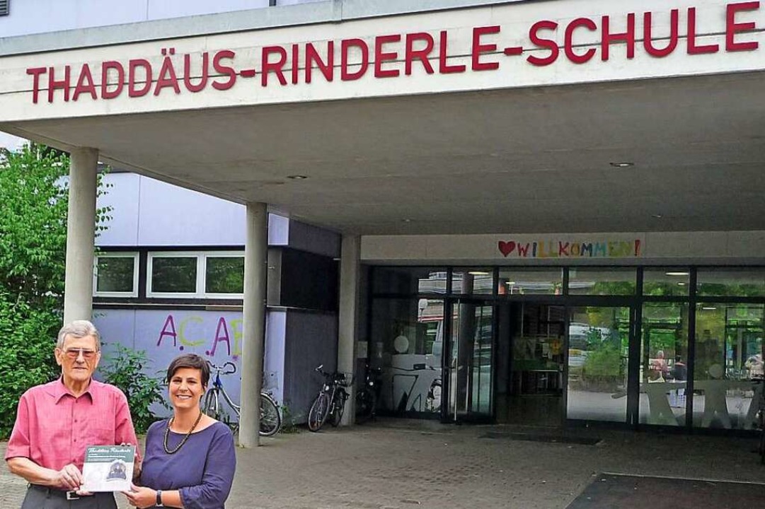 2014 stellte Werner Schäffner eine Bro...er gleichnamigen Schule, Dörte Sickau.  | Foto: Manfred Burkert