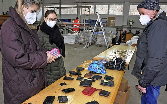 In manchen der angebotenen Portemonnaies befand sich noch etwas Geld.  | Foto: Jutta Schtz