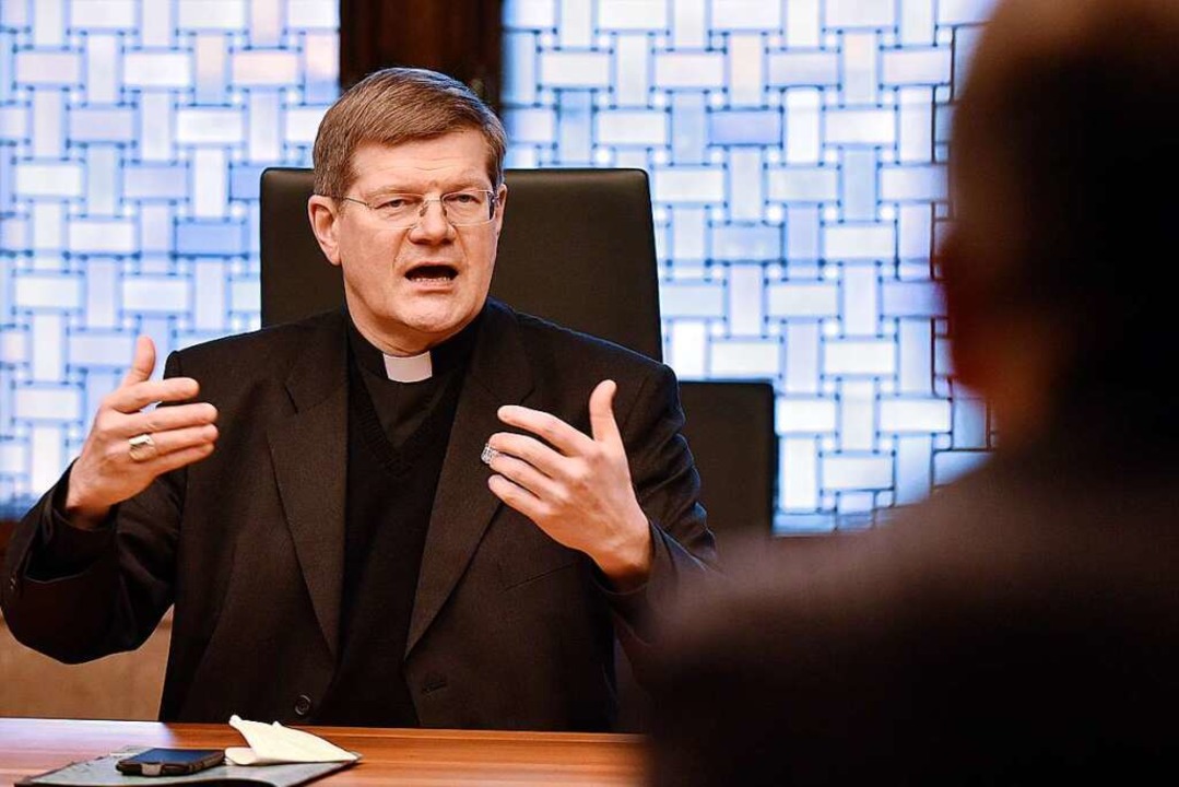 Erzbischof Stephan Burger im Gespräch ...s Fricker und Redakteurin Sigrun Rehm.  | Foto: Michael Bamberger