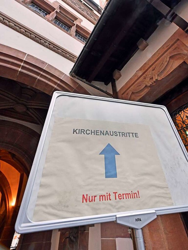 Im Rathaus weist ein Schild Austrittswilligen den Weg.  | Foto: Michael Bamberger