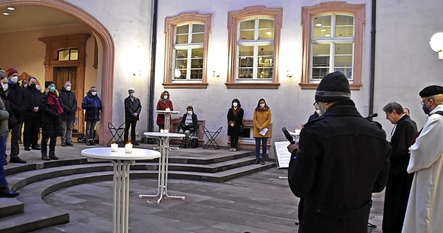 Erinnern an den Tag der Befreiung von Auschwitz im Innenhof des Ritterhauses.  | Foto: Barbara Puppe