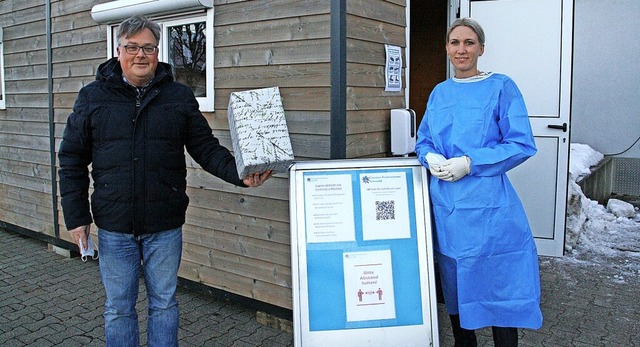 Brgermeister Carsten Quednow freut si... und berbringt sogleich ein Geschenk.  | Foto: Peter Schtz