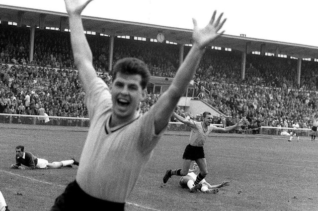 Der Dortmunder Timo Konietzka (hinten,... am 24.08.1963 im Bremer Weserstadion.  | Foto: Tell