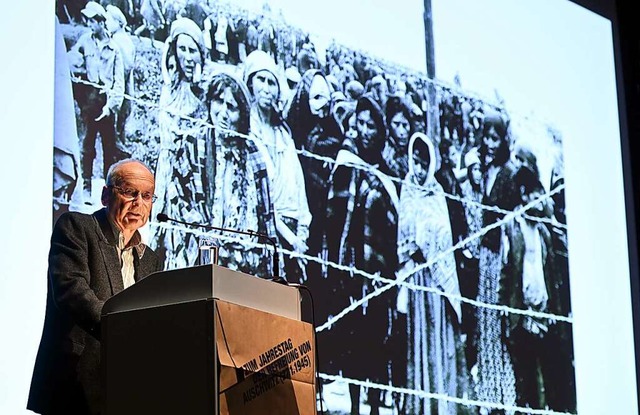 Der Historiker Heiko Haumann spricht ber die Verfolgung von Sinti und Roma.  | Foto: Thomas Kunz