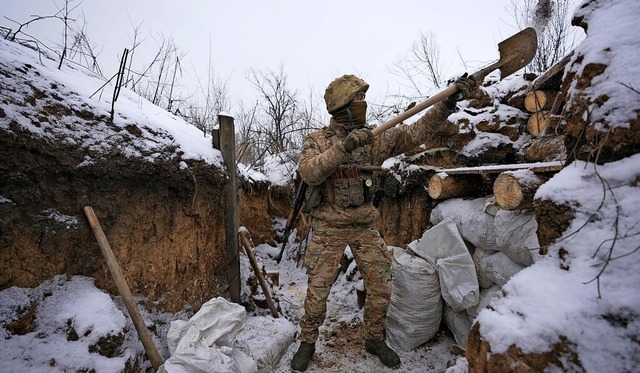 Ein ukrainischer Soldat reinigt seine ...n Russland untersttzten Separatisten.  | Foto: Vadim Ghirda (dpa)