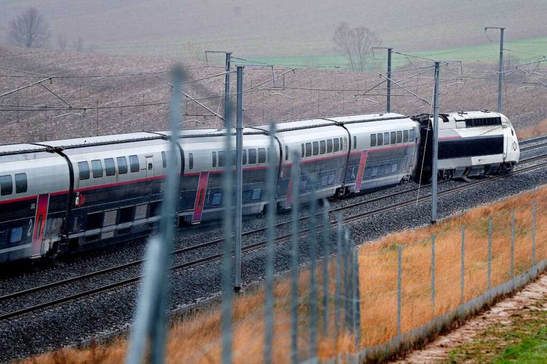 Der TGV-Hochgeschwindigkeitszug steht ... Paris. (Archivbild vom 5. März 2020).  | Foto: Jean-Francois Badias (dpa)