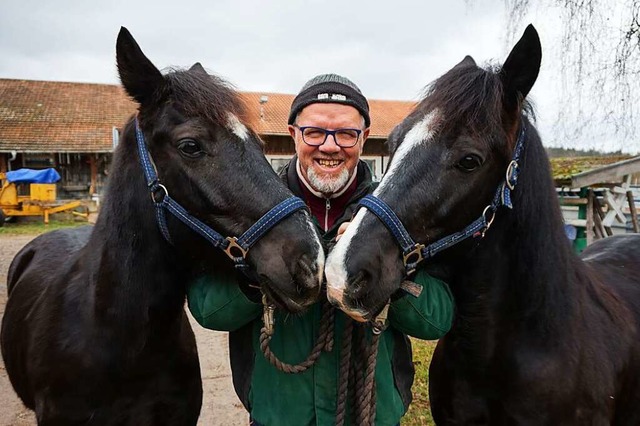 Kurt Vollmer mit seinen beiden Ponys Max (rechts) und Moritz.  | Foto: Fabian Sickenberger