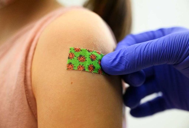 Impfpflaster auf Kinderarmen: Sind die Kids lter als fnf jahr  | Foto: Robert Michael (dpa)