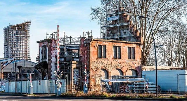 In diese wilhelminische Ruine im Straburger Hafen zieht jetzt neues Leben ein.  | Foto: Anne Telw