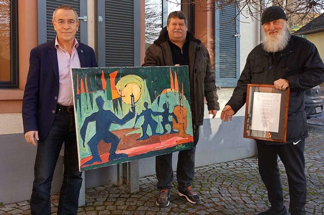 Hasels Brgermeister Helmut Kima (link...nger (rechts) der Gemeinde  schenkten.  | Foto: Roswitha Frey