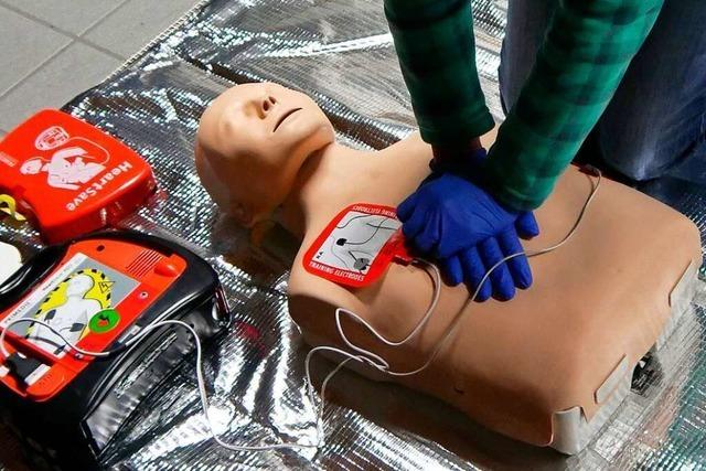 Das Training mit dem Defibrillator macht Mut fr den Ernstfall