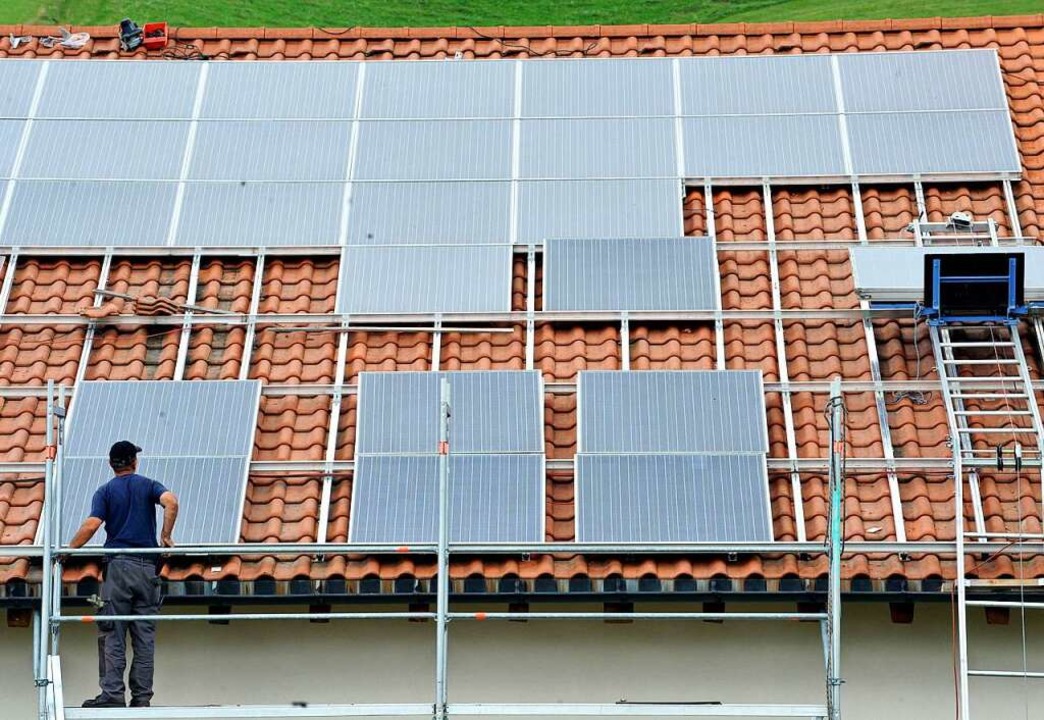 Auch für Neubauten wird eine Solaranla...in Baden-Württemberg bald zur Pflicht.  | Foto: Rolf Haid (dpa)