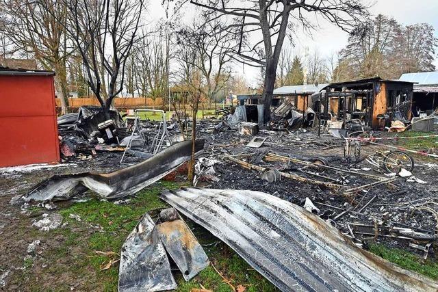 Feuer zerstört sieben Wohnwagen – Polizei nimmt Ermittlungen auf