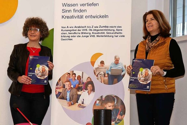 Karin Hausmann (links) und Claudia Rei... Programmheft der VHS Hochschwarzwald.  | Foto: Eva Korinth
