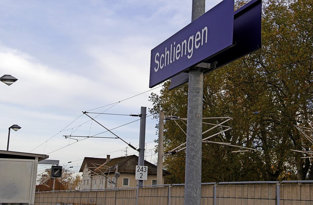 Am Bahnhof Schliengen könnte ein Aufzu...ein Leser aus Steinenstadt vorschlägt.  | Foto: Alexander Huber