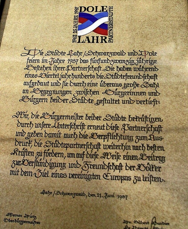 Die Urkunde zum 25-jhrigen Bestehen d...ft zwischen Lahr und Dole im Jahr 1987  | Foto: Heidi Fel