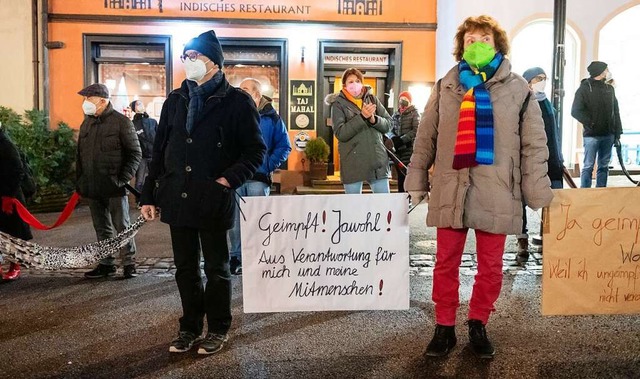 Rottweil: Teilnehmer bilden eine Mensc...er Corona-Manahmen in der Innenstadt.  | Foto: Silas Stein (dpa)