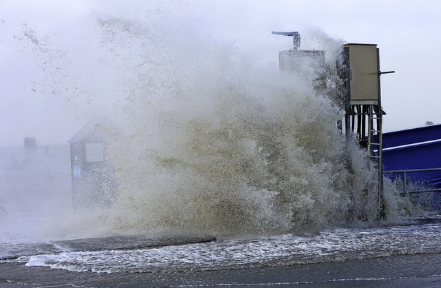 Meterhoch peitscht die Gischt am Fhranleger Dagebll in Nordfriesland.   | Foto: Bodo Marks (dpa)