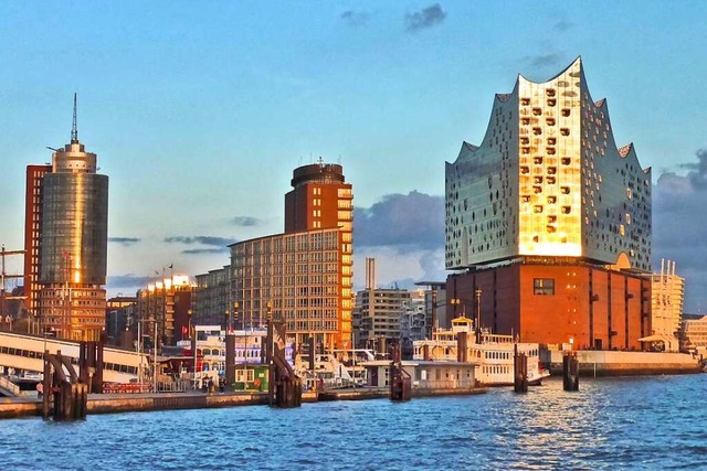 Buchstblich berragend: die Elbphilharmonie (rechts)  | Foto: Patrick Reitz (M-tours Erlebenisreisen GmbH)