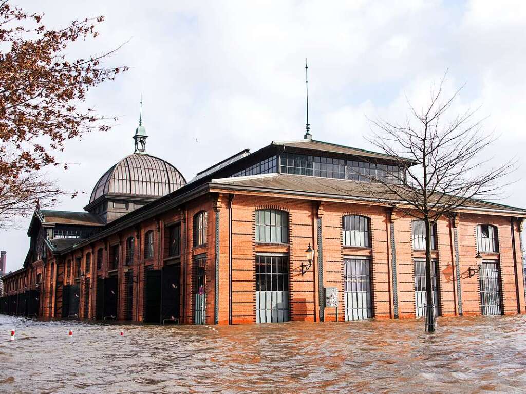 Der Fischmarkt mit der Fischauktionshalle an der Elbe steht whrend einer Sturmflut unter Wasser.