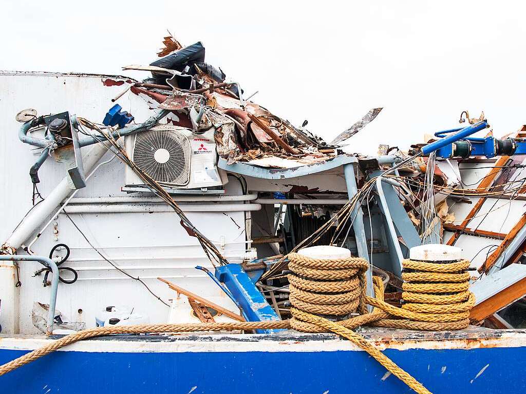 Ein Binnenschiff liegt beschdigt im Hafen. Beim Durchfahren der Freihafenelbbrcke war das Schiff gestern Abend im starken Sturm mit dem Steuerhaus an der Brcke hngengeblieben und hatte sich dabei verklemmt.