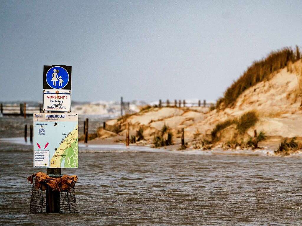 Die Rad- und Wanderwege in Strandnhe sind vollstndig berflutet.