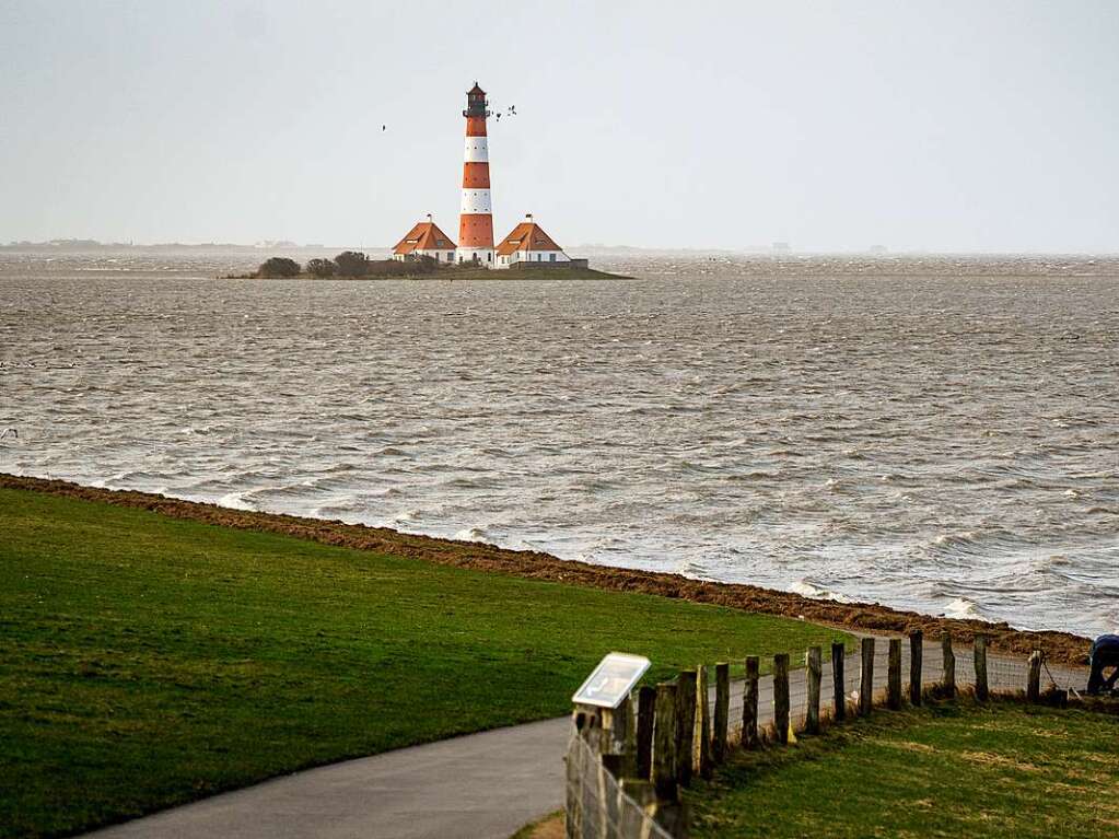 Der Leuchtturm Westerheversand in Schleswig-Holstein ist vollstndig vom Meer umschlossen.