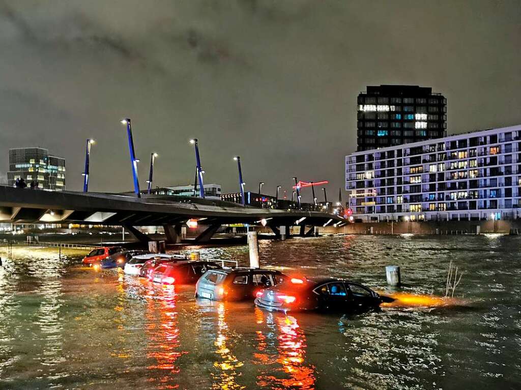 In Hamburg stehen Autos unter Wasser.