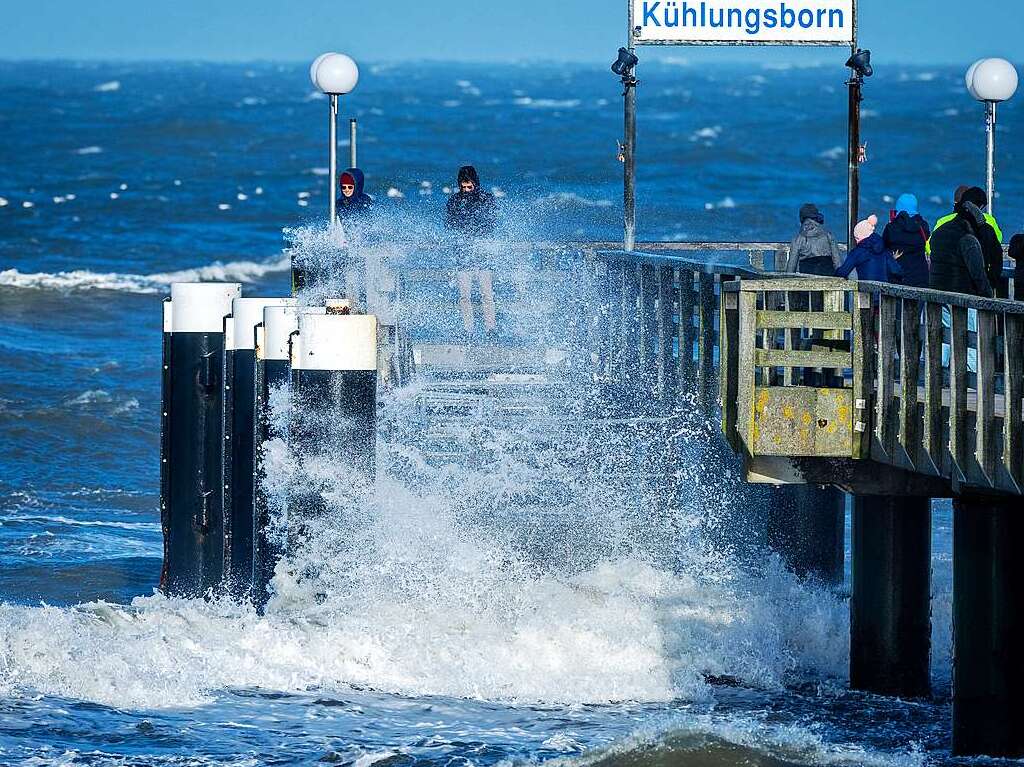 Sonnenschein und krftiger Wind lockt Urlauber und Tagesgste beim Sturmtief Nadia an die Kste.