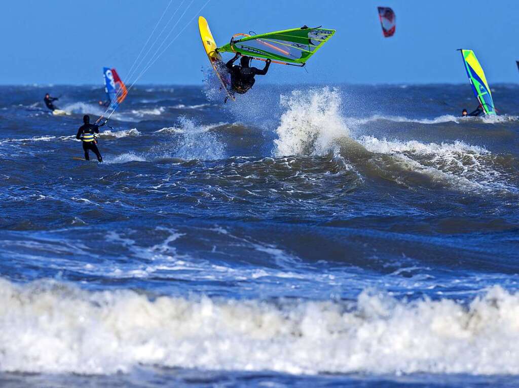 Wind- und Kitesurfer nutzen das strmische Wetter auf der Ostsee, hier bei Khlungsborn in Mecklenburg-Vorpommern.