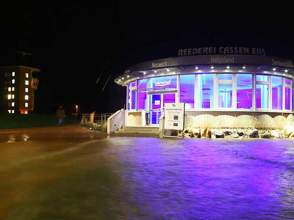 Der Pavillon der Reederei Cassen Eils steht nach einem heftigen Sturm unter Wasser.