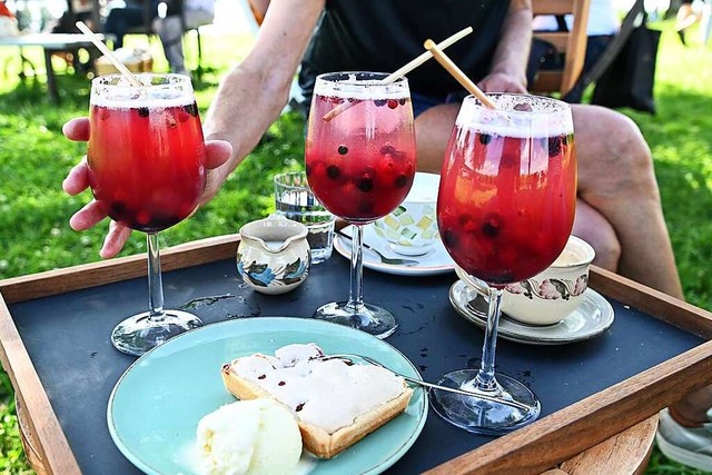 Eine Frau greift zu einem alkoholfreien Cocktail.  | Foto: Felix Kstle (dpa)