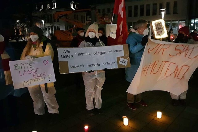 Gesundheitspersonal bei der Gegendemon...n zu den &#8222;Spaziergngern&#8220;.  | Foto: Christian Kramberg