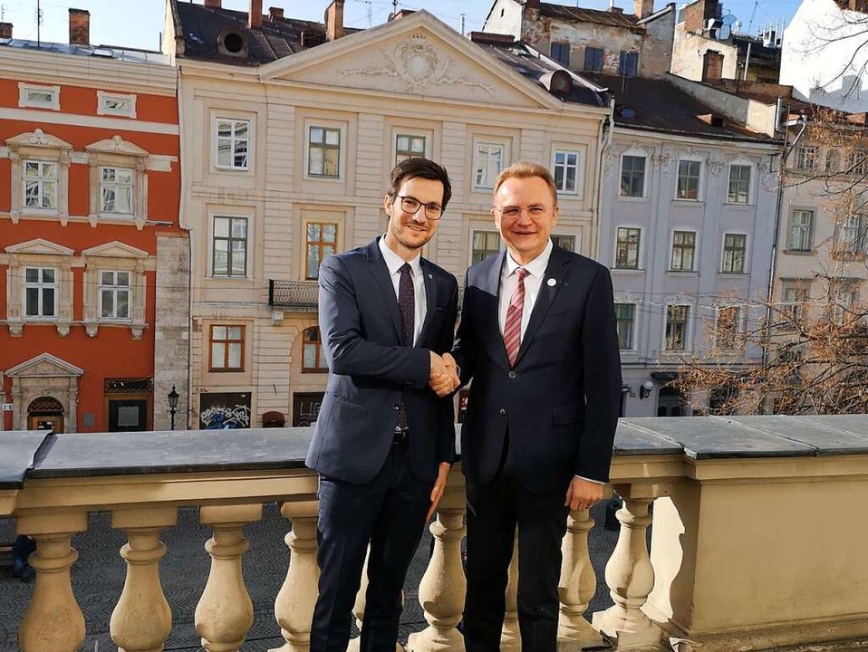 Die Oberbürgermeister Martin Horn (links) und Andrij Sadovyj 2019 in Lviv  | Foto: Stadt Freiburg