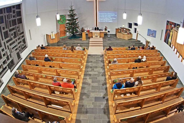 Die unter Pandemiebedingungen voll besetzte Friedenskirche in Wehr  | Foto: Karl-Wilhelm Frommeyer