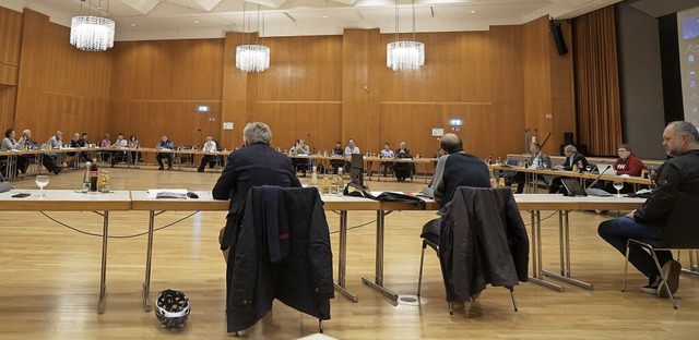 Der Gemeinderat Bad Sckingen tagt mit viel Abstand im Kursaal.   | Foto:  Verena Wehrle