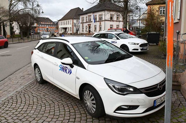 Autos des SWR-Filmteams am Gasthaus Lwen.  | Foto: Wolfgang Knstle