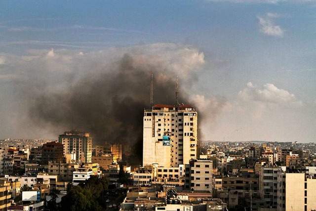Rauch steigt auf nach dem Einschlag einer Rakete in Gaza-City.  | Foto: Ali Ali