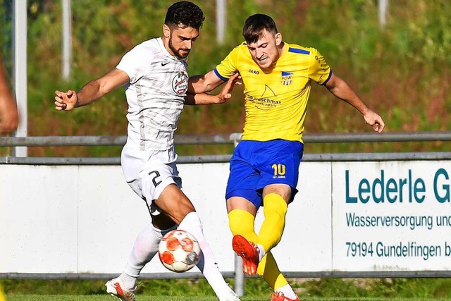 Whrend Abwehrspieler Frano Buhovac (l... seines Goalgetters Sandro Rautenberg.  | Foto: Achim Keller