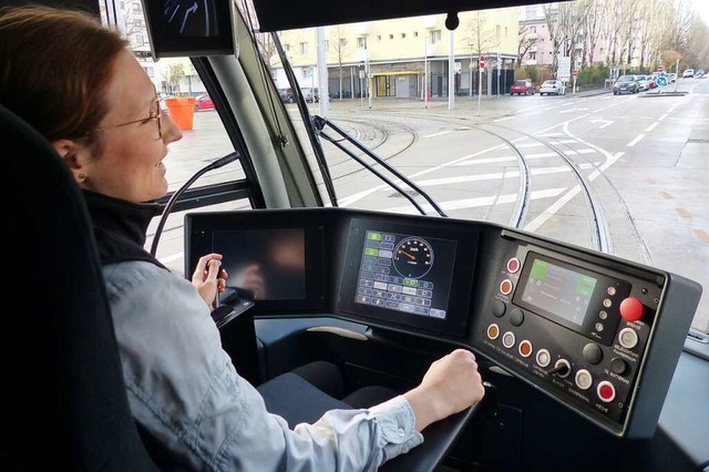 Dina Knig an ihrem heutigen Arbeitspl...m Cockpit eines Basler Straenbahnzugs  | Foto: Georg Rudiger