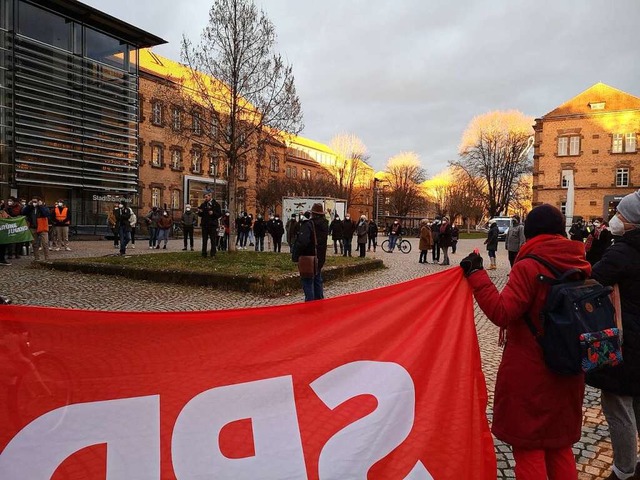 Demo im letzten  Schein der Sonne: Vor...hen gegen  &#8222;Spaziergnger&#8220;  | Foto: Ralf Burgmaier
