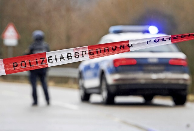 Am Tatort an der Kreisstrae nahe Kusel wurden am Montag Spuren gesichert.  | Foto: Sebastian Gollnow (dpa)