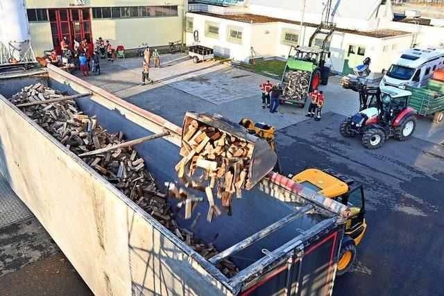 Freiburg-Hochdorfer spenden zwei Lkw-Ladungen Brennholz fürs Ahrtal