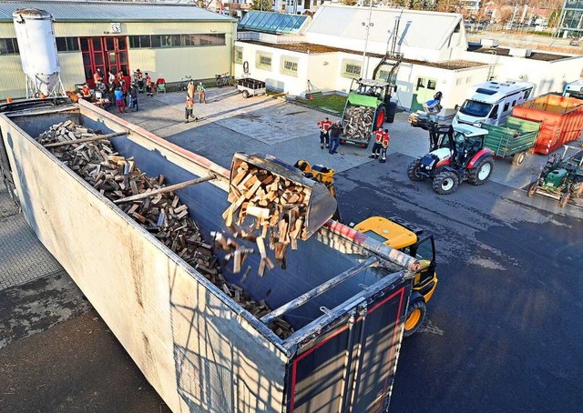 Das Holz wurde per Radlader in einen riesigen Container verladen.  | Foto: Michael Bamberger
