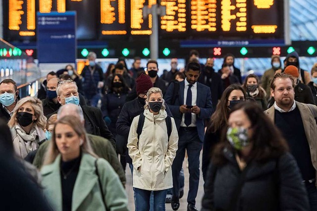Die einen mit, die anderen ohne Maske:...oche in der Londoner Waterloo Station   | Foto: WIktor Szymanowicz via www.imago-images.de
