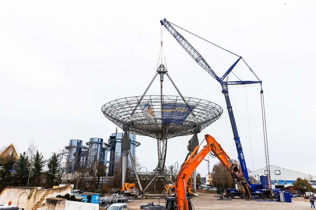 Die riesige Parabolantenne im Europa-P... für eine neue Achterbahn zu schaffen.  | Foto: Philipp von Ditfurth (dpa)