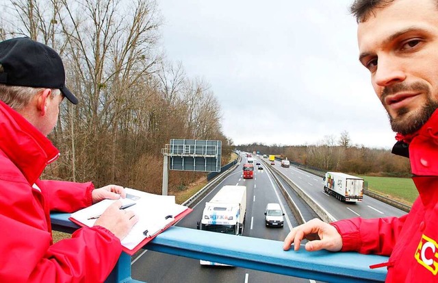 Auf der Autobahnbrcke wird gezhlt und gemessen.  | Foto: Heidi Fel