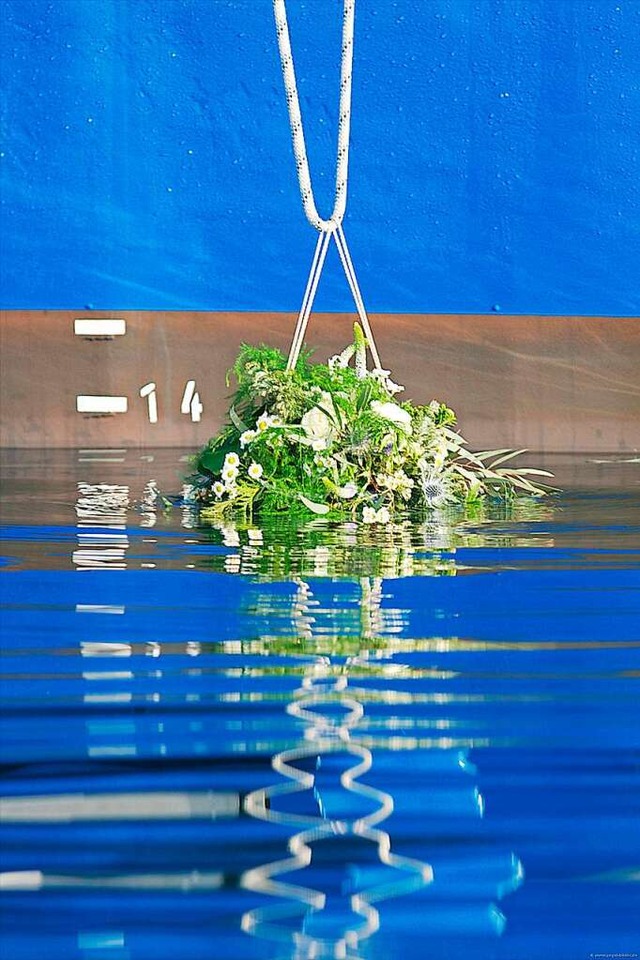Bei der Seebestattung wird eine mit Blumen geschmckte Urne zuWasser gelassen.  | Foto: Christan Beeck